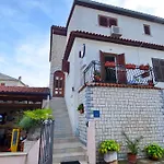 Mon Perin Castrum - Dado Pensión